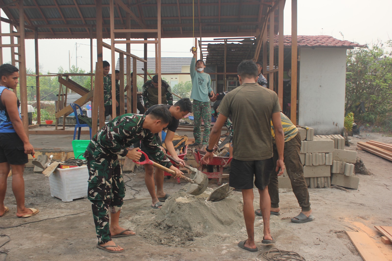 Pengecoran RTLH, Satgas TMMD Bersama Warga Terus Percepat Pembangunan Rumah