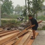 Bersama Warga, Anggota Satgas TMMD Bahu-Membahu Angkut Material RTLH