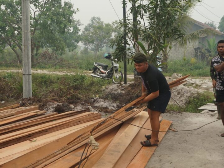 Bersama Warga, Anggota Satgas TMMD Bahu-Membahu Angkut Material RTLH