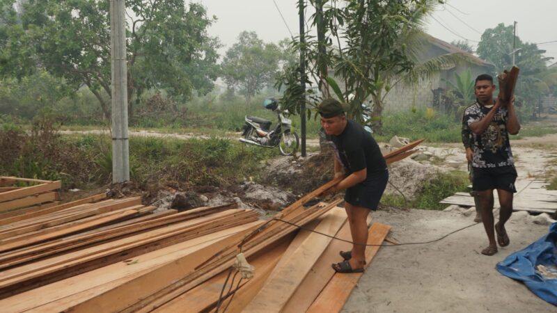 Bersama Warga, Anggota Satgas TMMD Bahu-Membahu Angkut Material RTLH