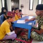 Di Sela Kegiatan TMMD, Anggota Satgas Ajarkan Anak-Anak Mengaji