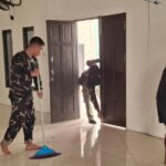 Wujud Kepedulian TNI, Satgas TMMD Kodim 1016/Plk Bantu Bersihkan Tempat Ibadah