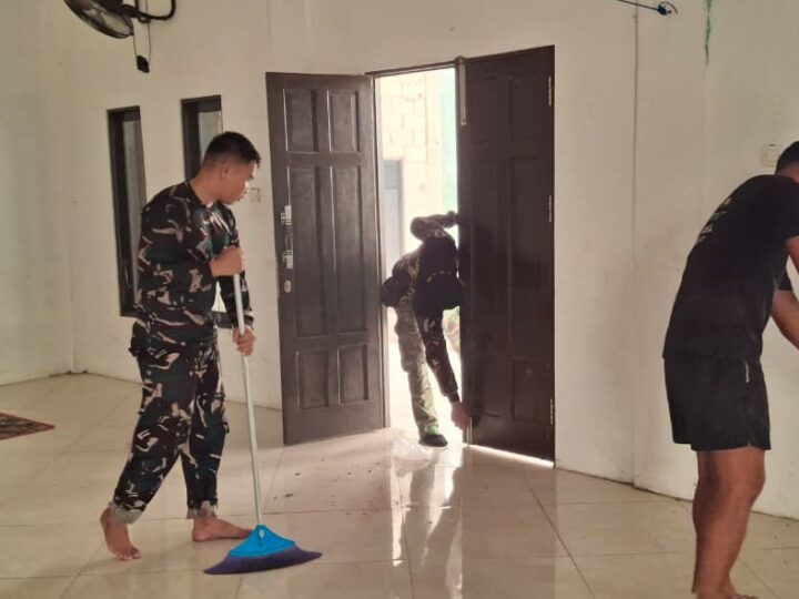 Wujud Kepedulian TNI, Satgas TMMD Kodim 1016/Plk Bantu Bersihkan Tempat Ibadah