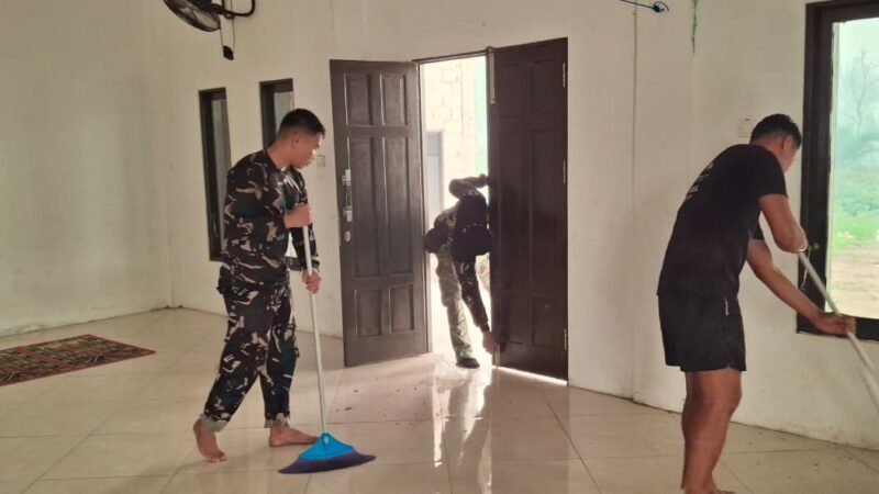 Wujud Kepedulian TNI, Satgas TMMD Kodim 1016/Plk Bantu Bersihkan Tempat Ibadah