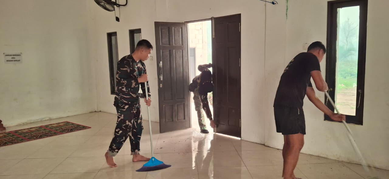 Wujud Kepedulian TNI, Satgas TMMD Kodim 1016/Plk Bantu Bersihkan Tempat Ibadah