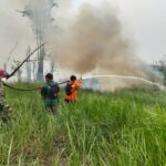 TIM GABUNGAN KARHUTLA PARENGGEAN BERJIBAKU PADAMKAN API DETENGAH KETERBATASAN