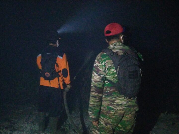 Aksi Cepat Tanggap, Koramil 1015-07/Parenggean dan Relawan Padamkan Kebakaran Lahan Masyarakarat di Malam Hari