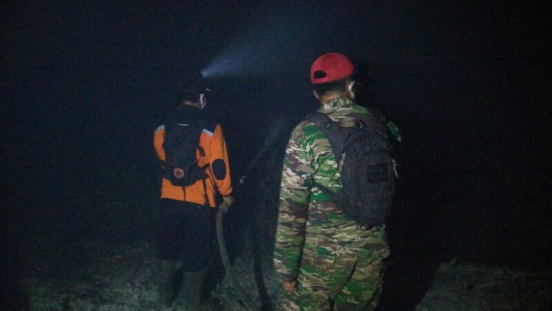 Aksi Cepat Tanggap, Koramil 1015-07/Parenggean dan Relawan Padamkan Kebakaran Lahan Masyarakarat di Malam Hari