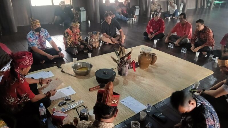 Kotawaringin Barat Sidang Adat Dayak Tomun Usut Kasus Sengketa Tanah, Sejumlah Pihak Bakal Dipanggil Termasuk Lurah Raja Seberang Dan Koptan Amanah Abah.