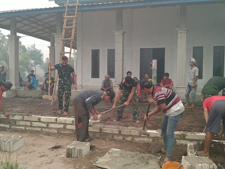 Tingkatkan Kenyamanan Warga Beribadah, Satgas TMMD Bantu Pembangunan Teras Mushola