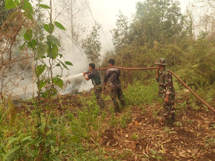 Personel Standby On Call Kodim 1015/Sampit Laksanakan Pembasahan Pasca Karhutla
