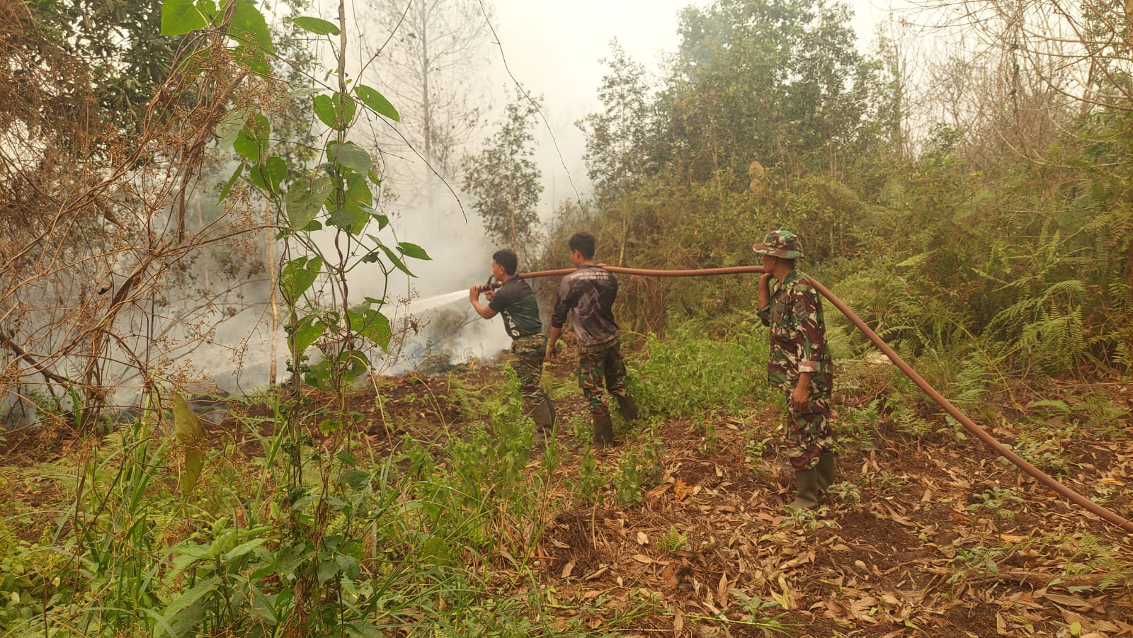 Personel Standby On Call Kodim 1015/Sampit Laksanakan Pembasahan Pasca Karhutla