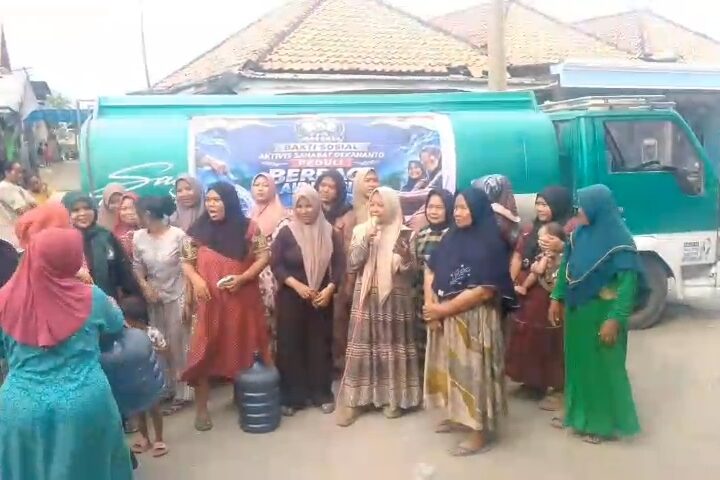 AKTIVIS SAHABAT DEKANANTO BERSAMA KASAT LANTAS POLRES SAMPANG SALURKAN AIR BERSIH KE PELOSOK DESA DISANAH