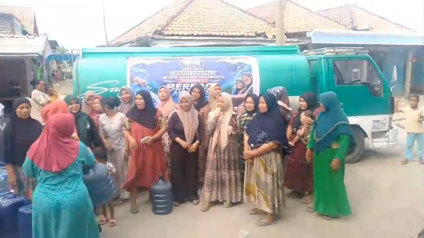 AKTIVIS SAHABAT DEKANANTO BERSAMA KASAT LANTAS POLRES SAMPANG SALURKAN AIR BERSIH KE PELOSOK DESA DISANAH