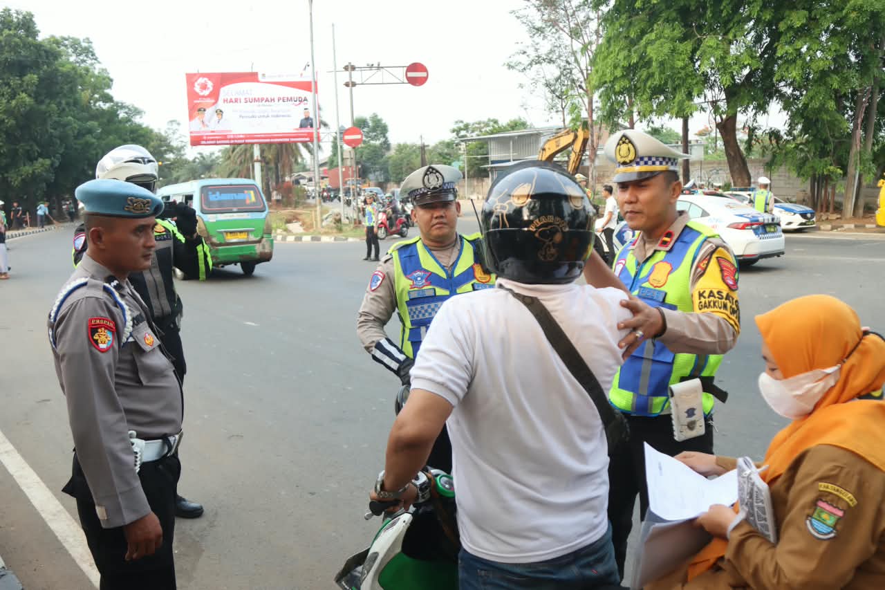Hari Kedua Operasi Patuh Maung 2026, Polresta Tangerang Fokus Tindak Pengendara Tanpa Helm SNI