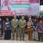 Dandim 1016/Plk Dampingi Pangdam XXII/TB Salurkan Bantuan Presiden kepada Masyarakat Terdampak Karhutla