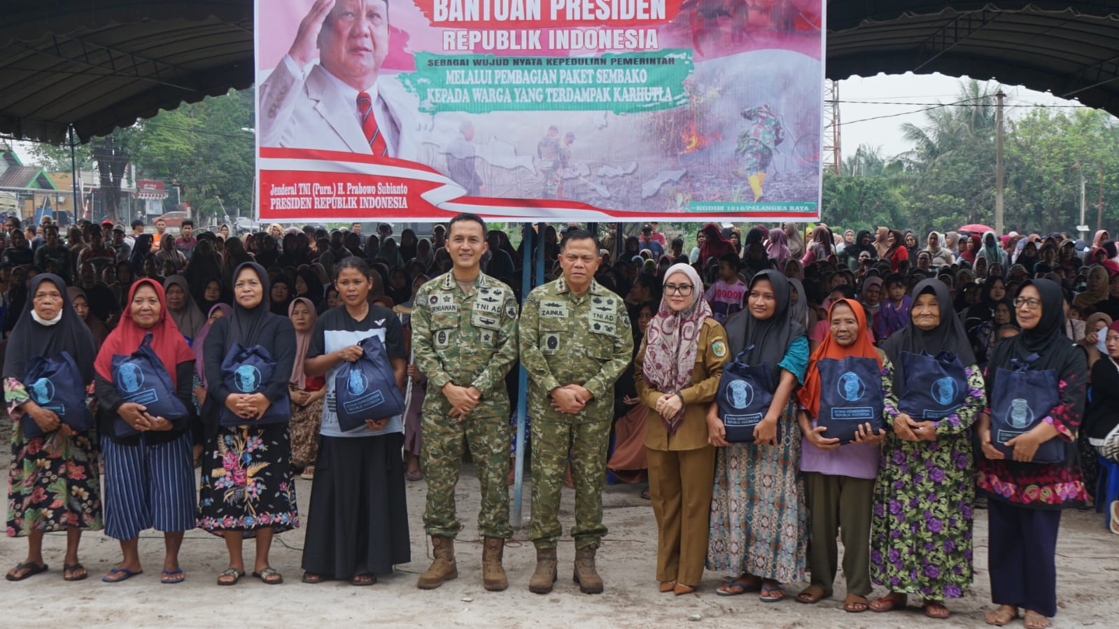 Dandim 1016/Plk Dampingi Pangdam XXII/TB Salurkan Bantuan Presiden kepada Masyarakat Terdampak Karhutla