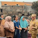 Dandim 1015/Sampit Dampingi Forkopimda Salurkan Sembako Kepada Motoris Kelotok dan Tinjau Korban Kebakaran