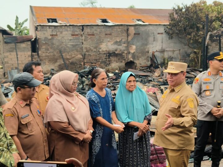 Dandim 1015/Sampit Dampingi Forkopimda Salurkan Sembako Kepada Motoris Kelotok dan Tinjau Korban Kebakaran