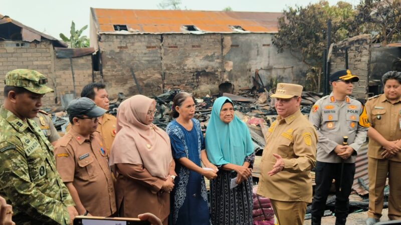 Dandim 1015/Sampit Dampingi Forkopimda Salurkan Sembako Kepada Motoris Kelotok dan Tinjau Korban Kebakaran