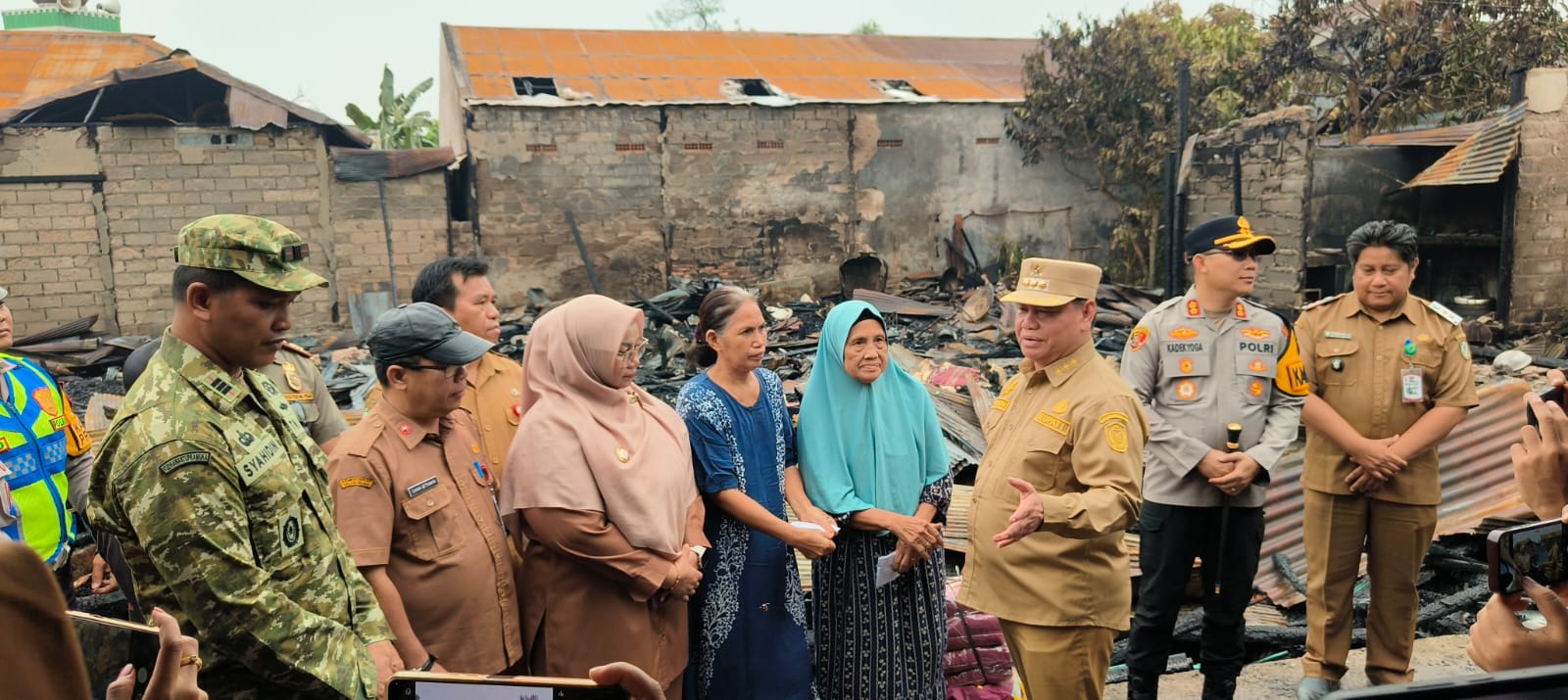 Dandim 1015/Sampit Dampingi Forkopimda Salurkan Sembako Kepada Motoris Kelotok dan Tinjau Korban Kebakaran