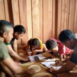 Wujud Kepedulian TNI, Satgas TMMD Kodim 1016/Plk Bantu Anak Belajar di Sela Perehaban RTLH