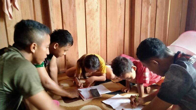 Wujud Kepedulian TNI, Satgas TMMD Kodim 1016/Plk Bantu Anak Belajar di Sela Perehaban RTLH