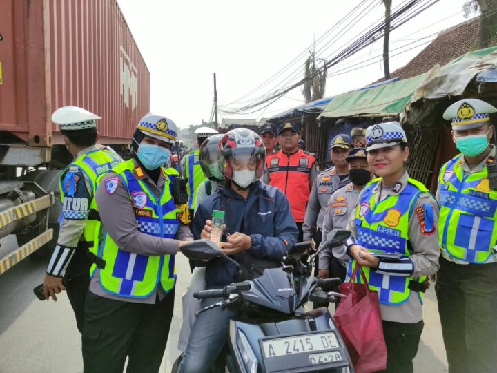 Hari Kelima Operasi Patuh Maung 2026, Polresta Tangerang Berikan Apresiasi kepada Pengendara Tertib