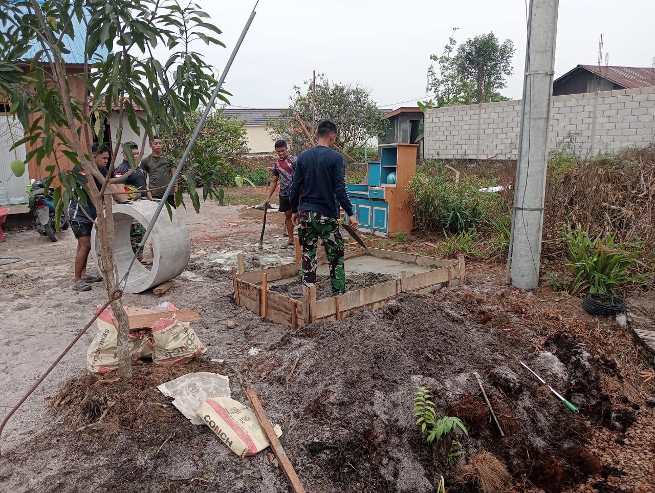 Satgas TMMD Kodim 1016/Plk Bangun Pondasi Tandon Air untuk Menunjang Fasilitas MCK Warga