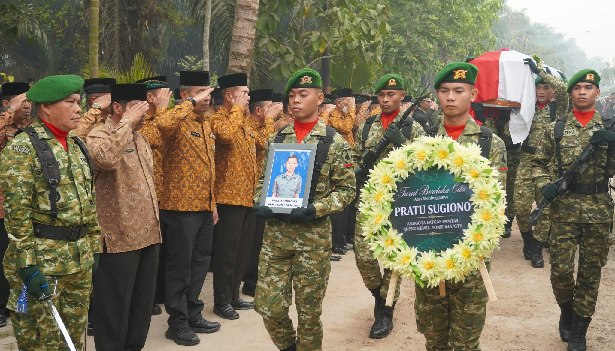 Dandim 1015/Sampit Pimpin Upacara Pemakaman Secara Militer Almarhum Pratu Sugiono