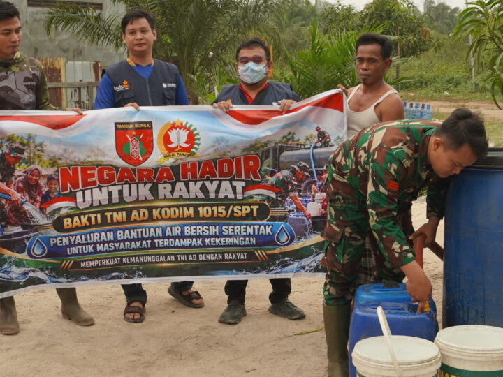 Kekeringan Melanda, Kodim 1015/Sampit Bersama Muhammadiyah Sampit Salurkan Air Bersih di Desa Telaga Baru