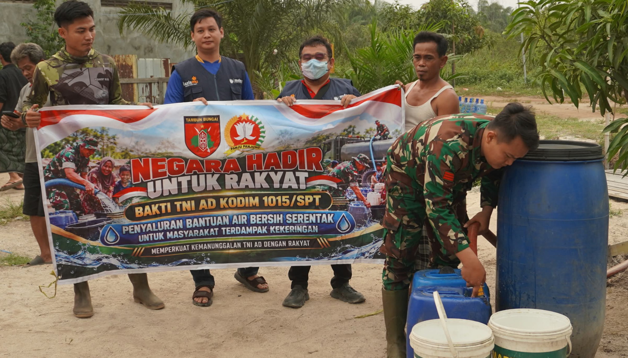 Kekeringan Melanda, Kodim 1015/Sampit Bersama Muhammadiyah Sampit Salurkan Air Bersih di Desa Telaga Baru