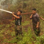 Cegah Api Mendekat Bangunan, Personel Standby On Call Kodim 1015/Sampit Padamkan Api