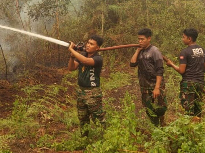 Cegah Api Mendekat Bangunan, Personel Standby On Call Kodim 1015/Sampit Padamkan Api