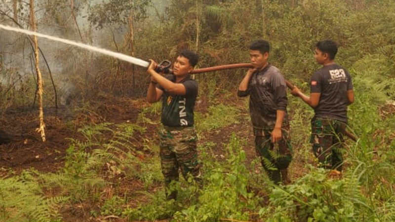 Cegah Api Mendekat Bangunan, Personel Standby On Call Kodim 1015/Sampit Padamkan Api