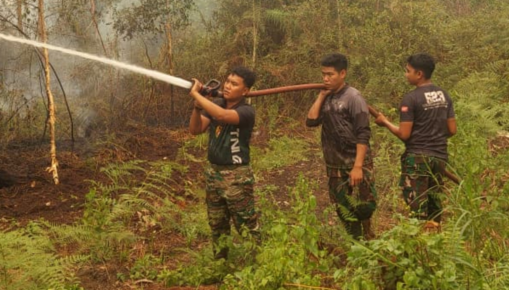 Cegah Api Mendekat Bangunan, Personel Standby On Call Kodim 1015/Sampit Padamkan Api