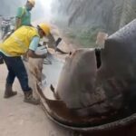 Warga Kotim Dihebohkan Penemuan Serpihan Logam Diduga Komponen Pesawat di Kebun Sawit