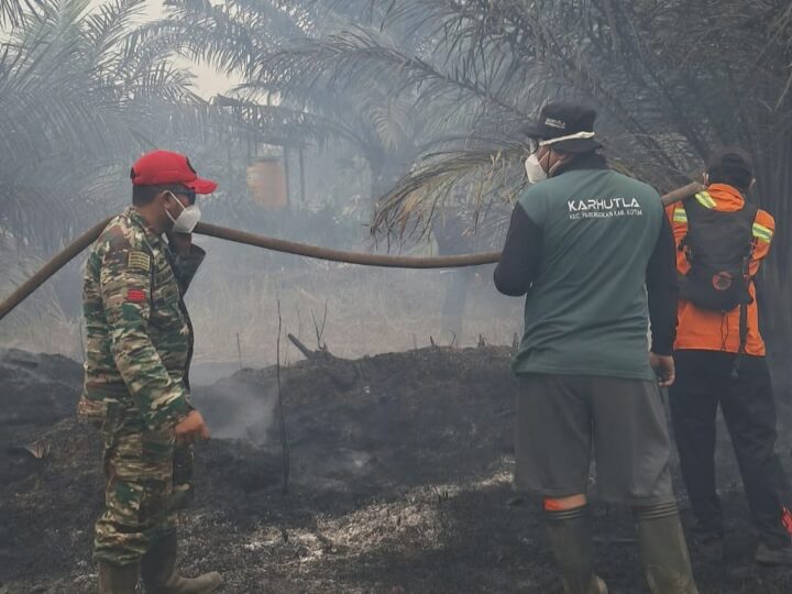 Koramil 1015-07/Parenggean Bersama Tim Gabungan Tangani Karhutla di Wilayah Parenggean