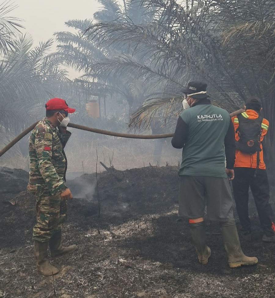 Koramil 1015-07/Parenggean Bersama Tim Gabungan Tangani Karhutla di Wilayah Parenggean